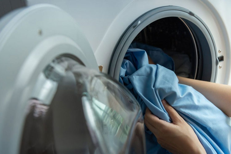 شستشوی لباس کار با دستور پانزده دقیقه‌ای ماشین لباسشویی باعث کاهش احتمال آسیب دیدگی لباس میشود.